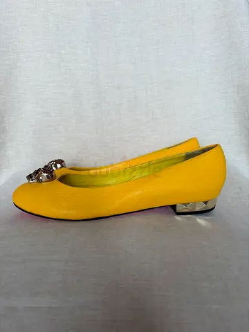 Yellow women's flat pumps with decorative buckle - gently used