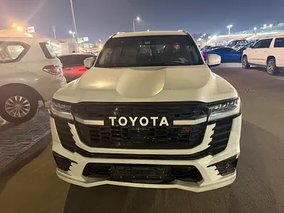 Toyota landcruiser 2013 v6 look 2025 white cooor GCccalen