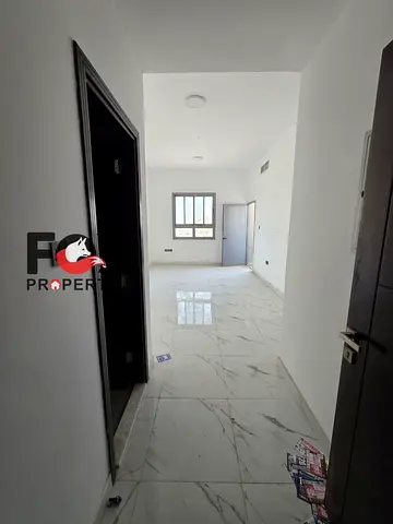 أكبر غرفة وصالة للإيجار السنوي بالجرف 3، بناية جديدة وأول ساكن. شهر مجاني، حمامان، بلكونة وخزائن حائط. 30,000 درهم، 4 دفعات، تأمين شيك.