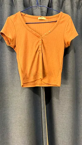 Rust ribbed short-sleeve button-front crop top, size S