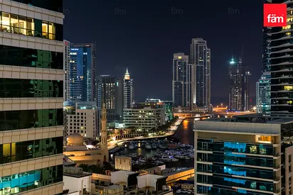 Vacant I Marina View I Mid Floor