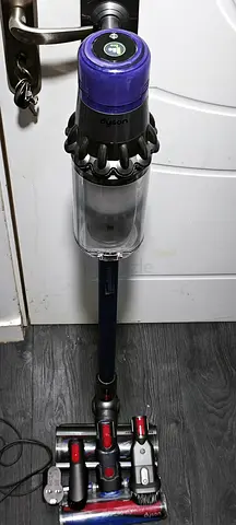 Dyson V11 IN VERY GOOD CONDITION ISE