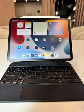 iPad Pro 11” 2nd Gen - 512gb - with keyboard and pen