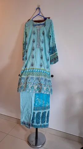 Embroided Pakistani lawn suit. Small size. Preloved