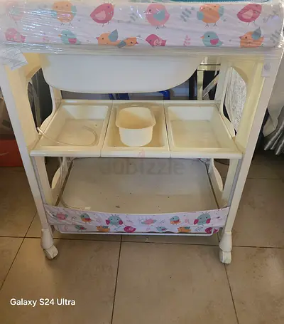 Juniors baby bath and changing table in a good condition