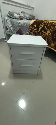 Simple white 2-drawer bedside table/nightstand in good condition