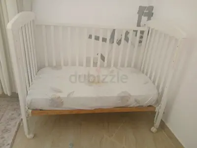 White wooden baby crib with mattress (good condition)