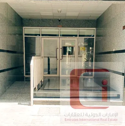 For rent: Entire building with shops, ground floor + two upper floors, suitable for a medical center