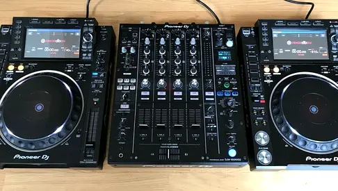 CDJ 2000 NXS2 pair DJM 900 NXS2