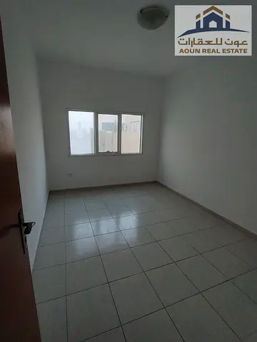 الخان، شارع الخان، بالقرب من بحيرة الخان وشاطئ الخان، بجوار أكواريوم الشارقة، منطقة حيوية وقريبة من الخدمات والمطاعم والمحلات والمواصلات، الشارقة