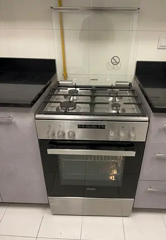 Siemens Top gas and Oven Electric 60X60 Cm 4 Burners Free Standing Cooker With Fan