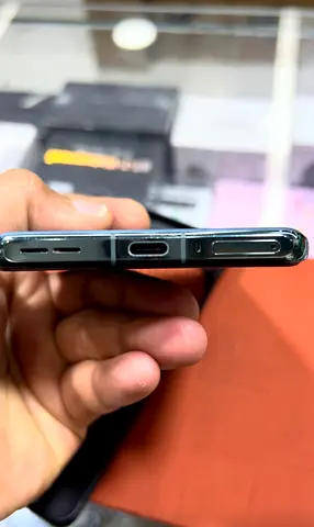 Oneplus 12  16/512gb neat condition no repairs orginal box and charger available.minimal scratches