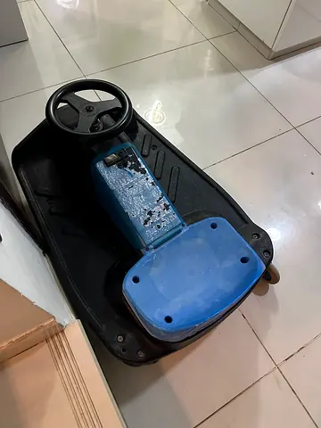 Used kids ride-on wiggle car / wobble car - blue/black, good condition