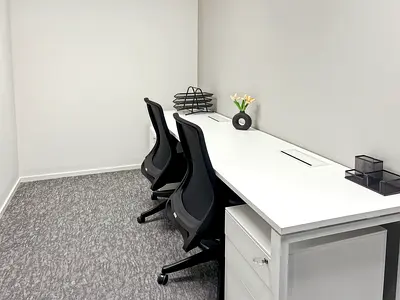 مساحة مكتبية مفروشة بالكامل للإيجار في Sharjah, Sahara Healthcare City Dubai لـ عدد 2 أشخاص مع الاهتمام بكل شيء