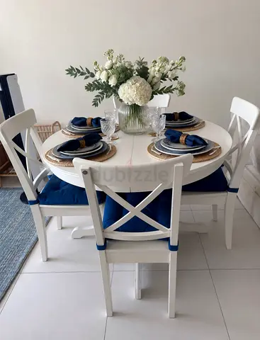 Beautiful Extendable table + 4 chairs *Excellent Condition*