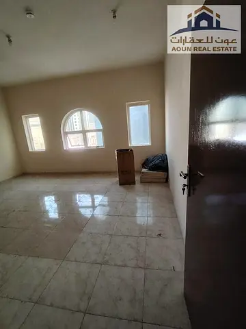 🔥 أروع غرفتين وصالة للإيجار في المجرة! مجددة بالكامل، 2 حمام، 36 ألف فقط على 4 شيكات، وتأمين 2,000 درهم شيك.