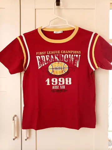 Red short-sleeve graphic t-shirt, size S/ 8-10 years