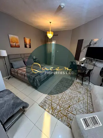 Large space / Prime and vibrant location / Close to services and amenities