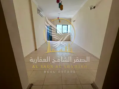 شقة غرفتين وصالة بلكونة إطلالة بحرية خزائن حائط للإيجار السنوي المجرة، الشارقة