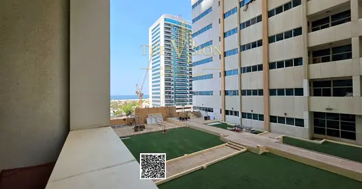 غرفة وصالة مع باركينغ  اطلالة  جزئية على الحديقة والبحر