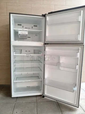 Spacious top-freezer refrigerator, good working condition