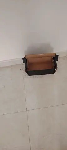للبيع زياده عن الحاجه عدد ١٠٠ كرتونه الاحذيه جديده وعها استيكر خالي بنيه اللون لم تستعمل