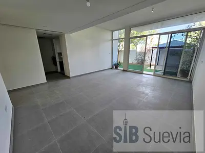 3 Beds | Large Living Space | Corner