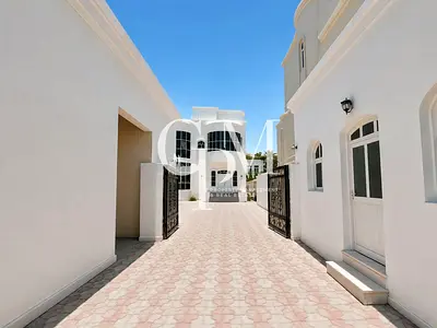 فيلا تجارية بمساحة كبيرة | مقابل من مجمع الفرسان