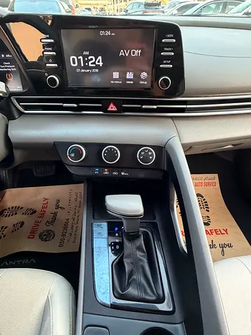 2022 Hyundai ELANTRA — миниатюра 17