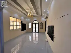 6 rooms, a living room, a hall, an external guard's room, and a maid's room.