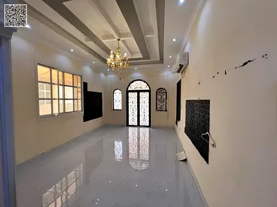 6 rooms, a living room, a hall, an external guard's room, and a maid's room.