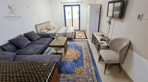 استديو مفروش للايجار السنوي مع باركن موع الفرش ببلكونه اطلاله مفتوحه فرش نظيف وموقع مميز بجوار مدرسة الحكمه وقريب من شارع الاتحاد لمخرج دبي
