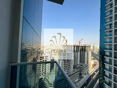 للإيجار السنوي شقة غرفتين ماستر وصالة مفروشة في أبراج الواحة، الراشدية 1 بعجمان، مع 3 حمامات وبلكونتين وتكييف مركزي ومواقف مجانية وجيم ومسبح