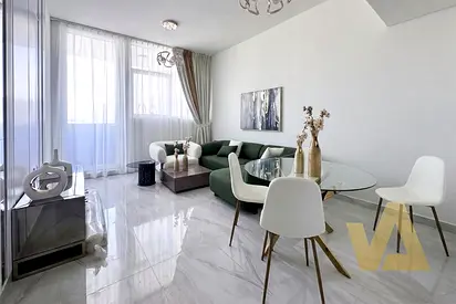 شقة فسيحة من غرفتي نوم | جيمز باي دانوب | تصميم الزاوية | إطلالات على المسبح والمدينة