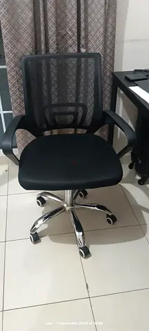 Black ergonomic mesh office chair with chrome base - good condition