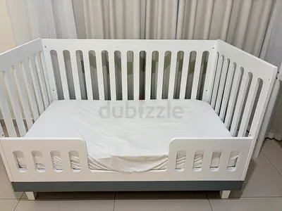 White wooden convertible baby crib / toddler bed - good condition