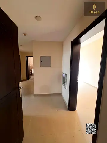 شقة غرفه وصالة مع بلكونة للإيجار السنوي في الجرف الصناعية 2 | تصريح عزاب | 35 ألف شامل الصرف الصحي