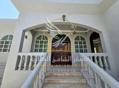 بيت عربي مميز للإيجار السنوي في الرملة – الشارقة مجلس خارجي باركنج داخلي للسيارات و باركنج خارجي ايضا