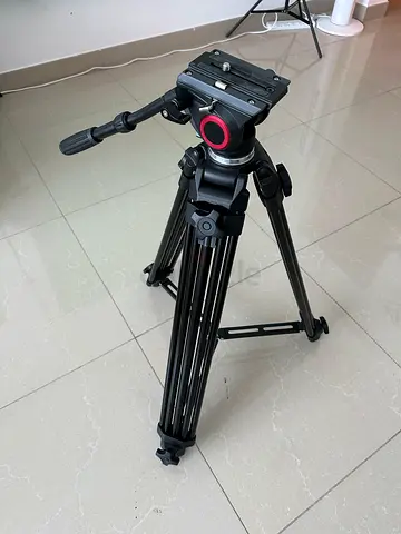 Video tripod with fluid pan head and handle - sturdy pro support