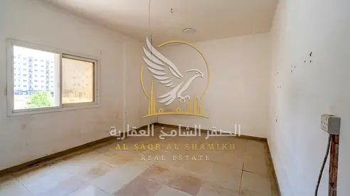 Studio apartment for annual rent in Al Butina, featuring a separate kitchen, spacious layout, modern finishing, strategic location, and an open view.