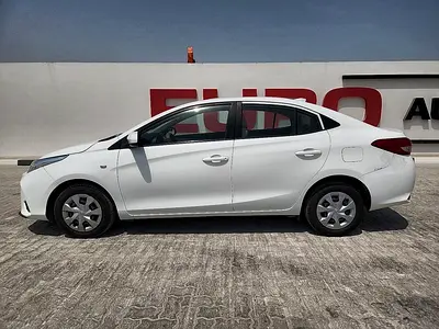 2022 Toyota YARIS photo 2