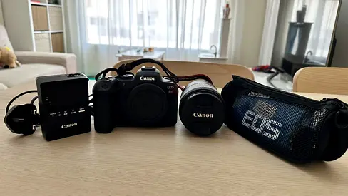 Canon EOS R6 kit with RF lens, charger and carrying pouch - Good condition