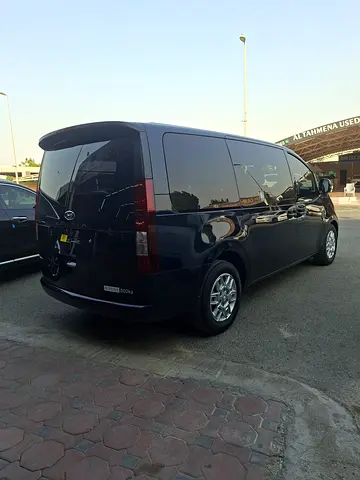 2023 Hyundai STARIA photo 4