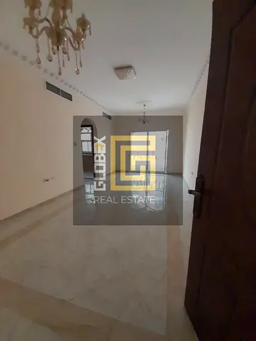 شقة غرفتين وصالة مع خزائن حائط وبلكونة للإيجار في الحميدية | 44,000 درهم