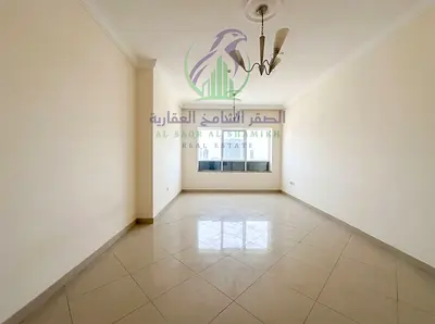 شقة ثلاث غرف وصالة للإيجار السنوي في التعاون الشارقة إطلالة بانورامية مفتوحة ثلاثة حمامات خزائن بالحائط باركينغ مسبح جيم وكيدز اريا