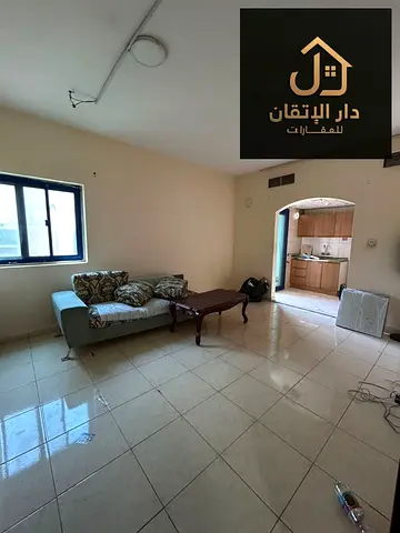استديو بمطبخ منفصل وبلكونة للإيجار السنوي في المجرة | قريب من الكورنيش والحديقة