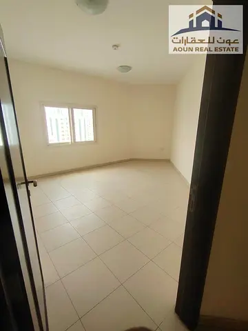 فرصة سكنية متميزة في منطقة البوطينة!  شقة رائعة وتصميم مريح تتكون من غرفة نوم وصالة مع 2 حمام، تقع في موقع حيوي واستراتيجي بالقرب من كافة الخدمات والم