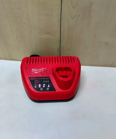 MILWAUKEE M12 CHARGER