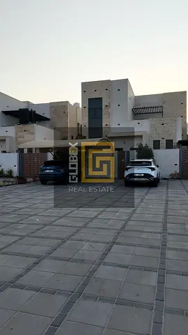 فيلا فاخرة وواسعة جداً للإيجار السنوي في الحليو 2 على شارع رئيسي، 4 غرف ماستر ورووف وحديقة خاصة