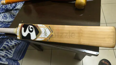 SG Players Edition- Size 6, Weight 1025 grams. Good Condition. .